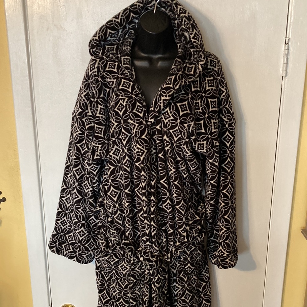 Vera Bradley Black and White Graphic Geometric Hooded Ultra Soft Fleece Robe - Picture 2 of 9